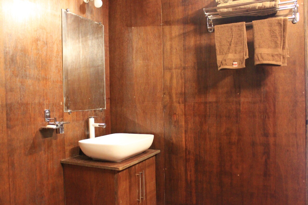 Mountain Hut - Tap to explore photos