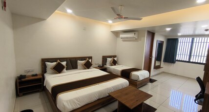 HOTEL SHREEJI INN Room Type - Luxury Room with 3 BED