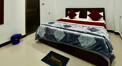 Super OYO Hotel O Ayodhya Dham Bus Terminal Formerly Om Palace Room Type - Classic
