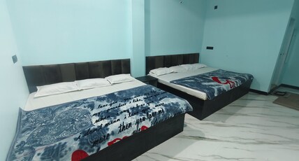 Shiv palace guest House Room Type - 7 Bedded Room