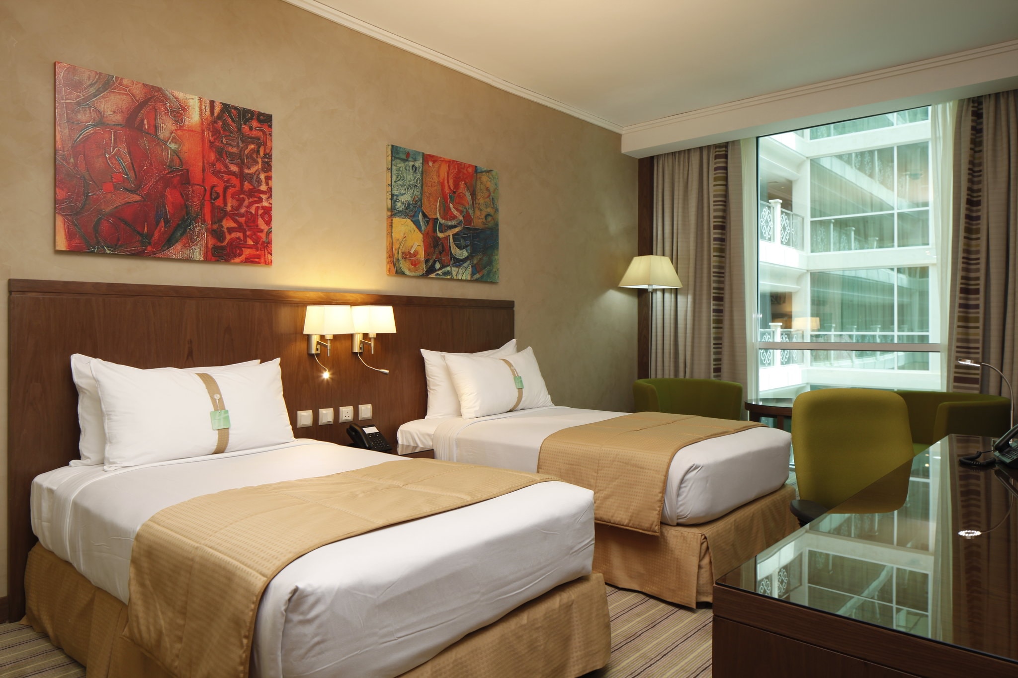 Holiday Inn Meydan - Tap to explore photos