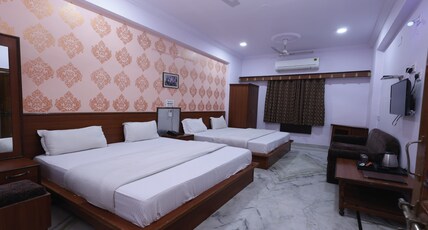 Hotel Udai Palace - Near Bus Stand & Railway Station Room Type - Big Family Four Bedded Room