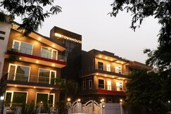 Super Townhouse Galleria Market Near Golf Course Road