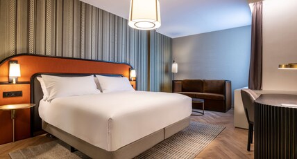 DoubleTree by Hilton Brussels City Room Type - KING GUEST ROOM W SOFA BED