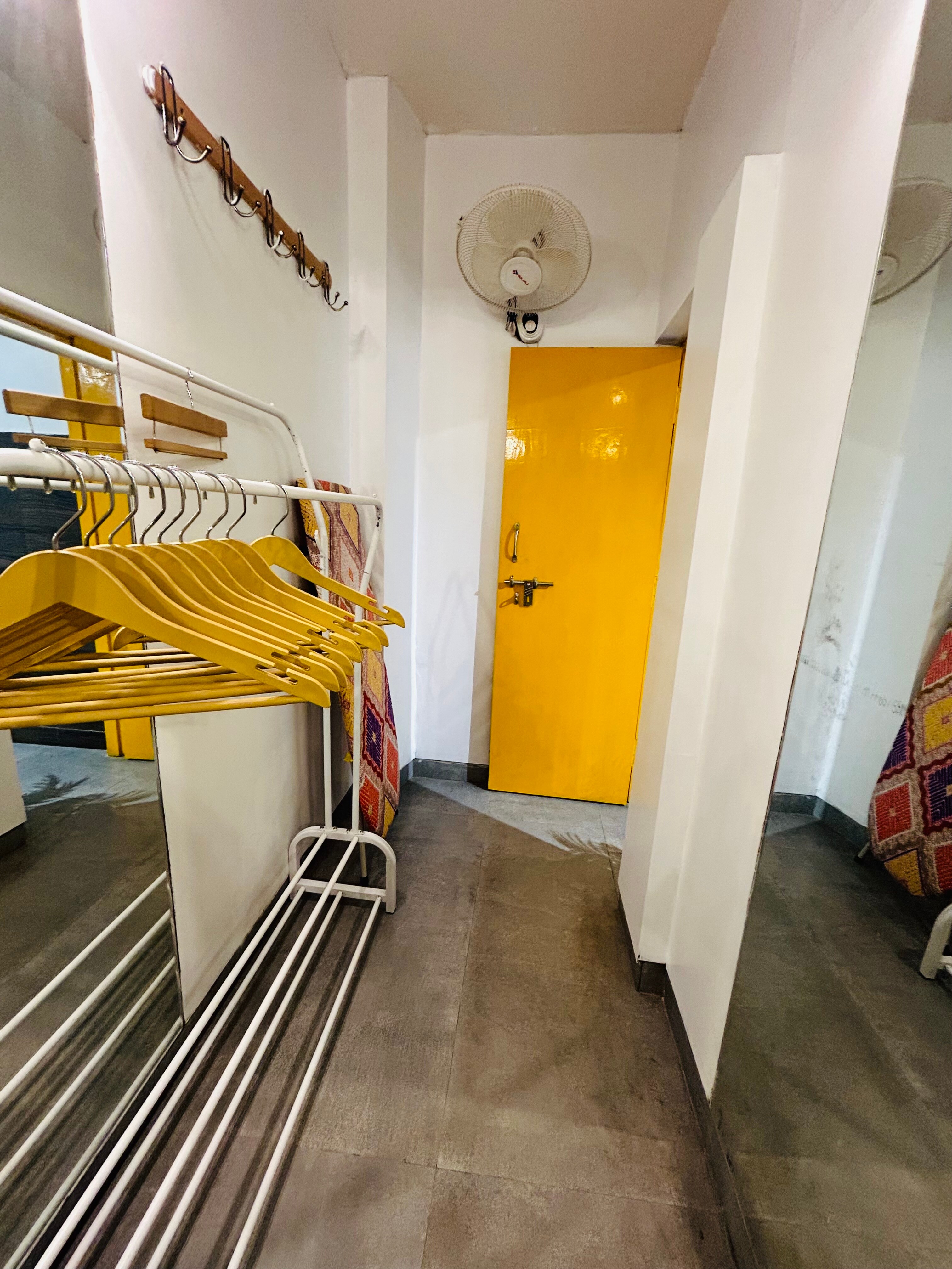 The Yellow House Luxury Studio with Home Cinema - Tap to explore photos