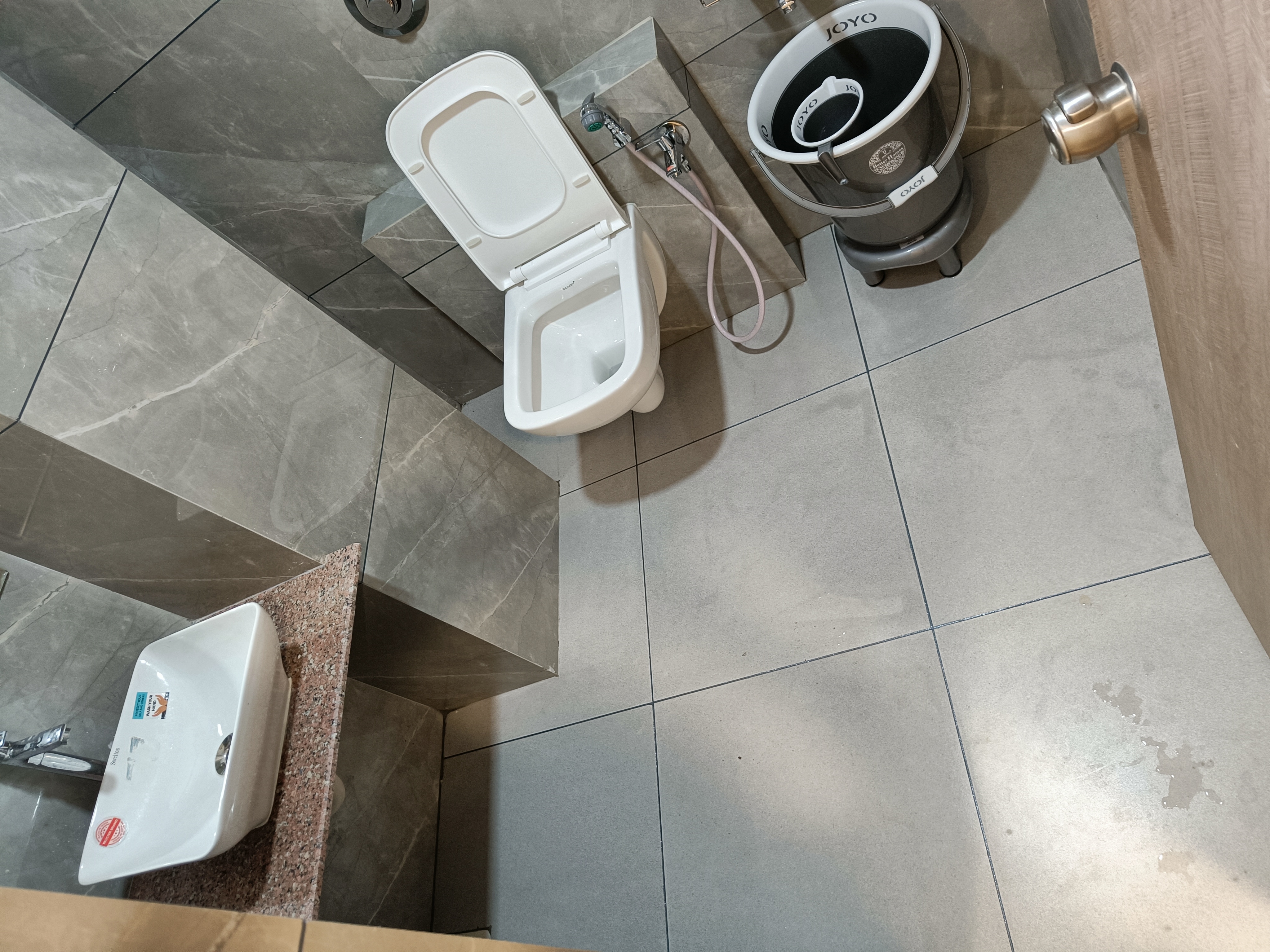 Hotel Lotus - Tap to explore photos