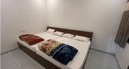 Shree Hari Palace | 900 Meter from Toran Dwar Room Type - 3 Beds family Room