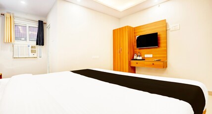 Super Collection O Gola Road Room Type - Deluxe with Balcony