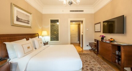 Pera Palace Hotel Room Type - Deluxe Golden Horn Side Room with King Bed Pera Palace Hotel Room Type - Deluxe Golden Horn Side Room with King Bed