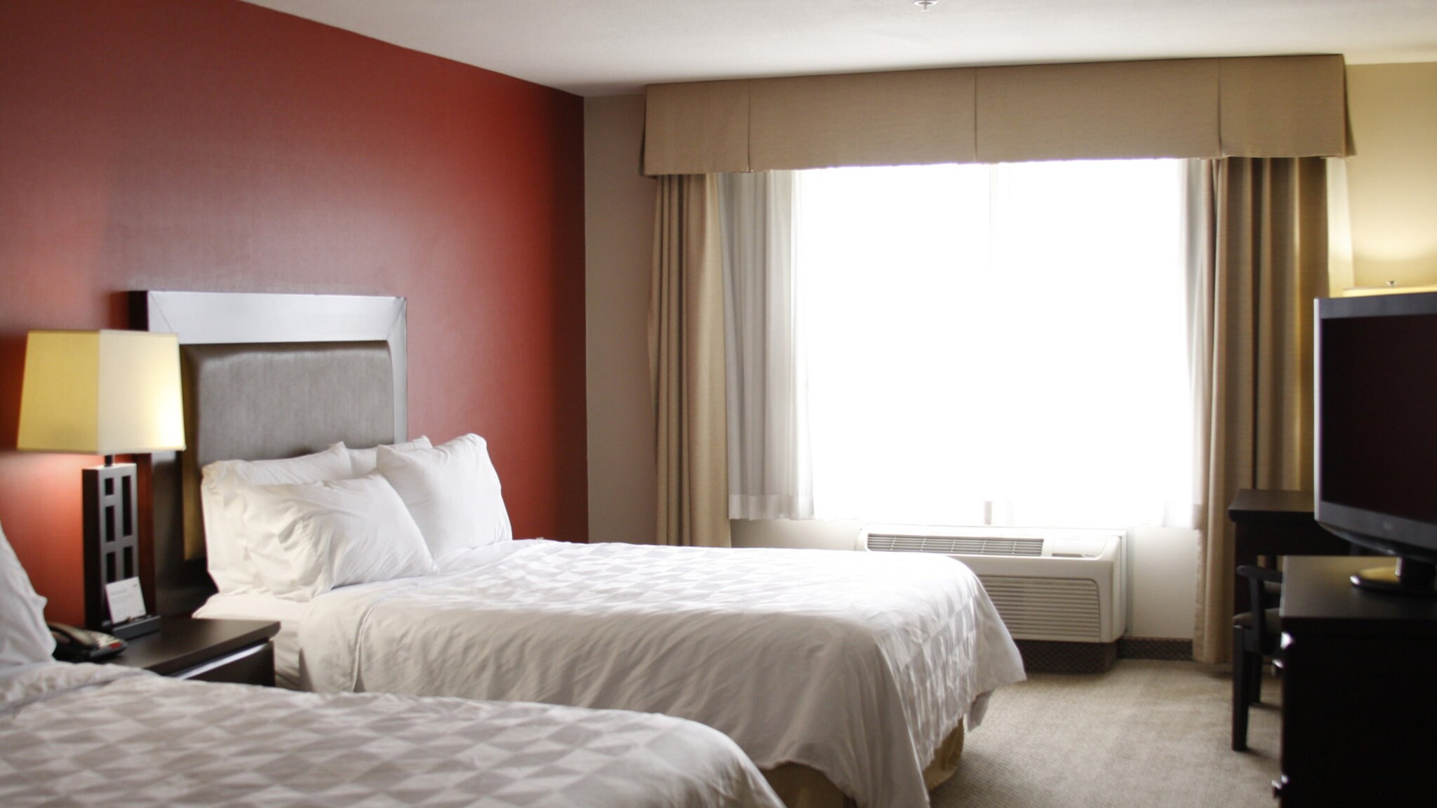 Holiday Inn Hotel & Suites BAKERSFIELD - Tap to explore photos