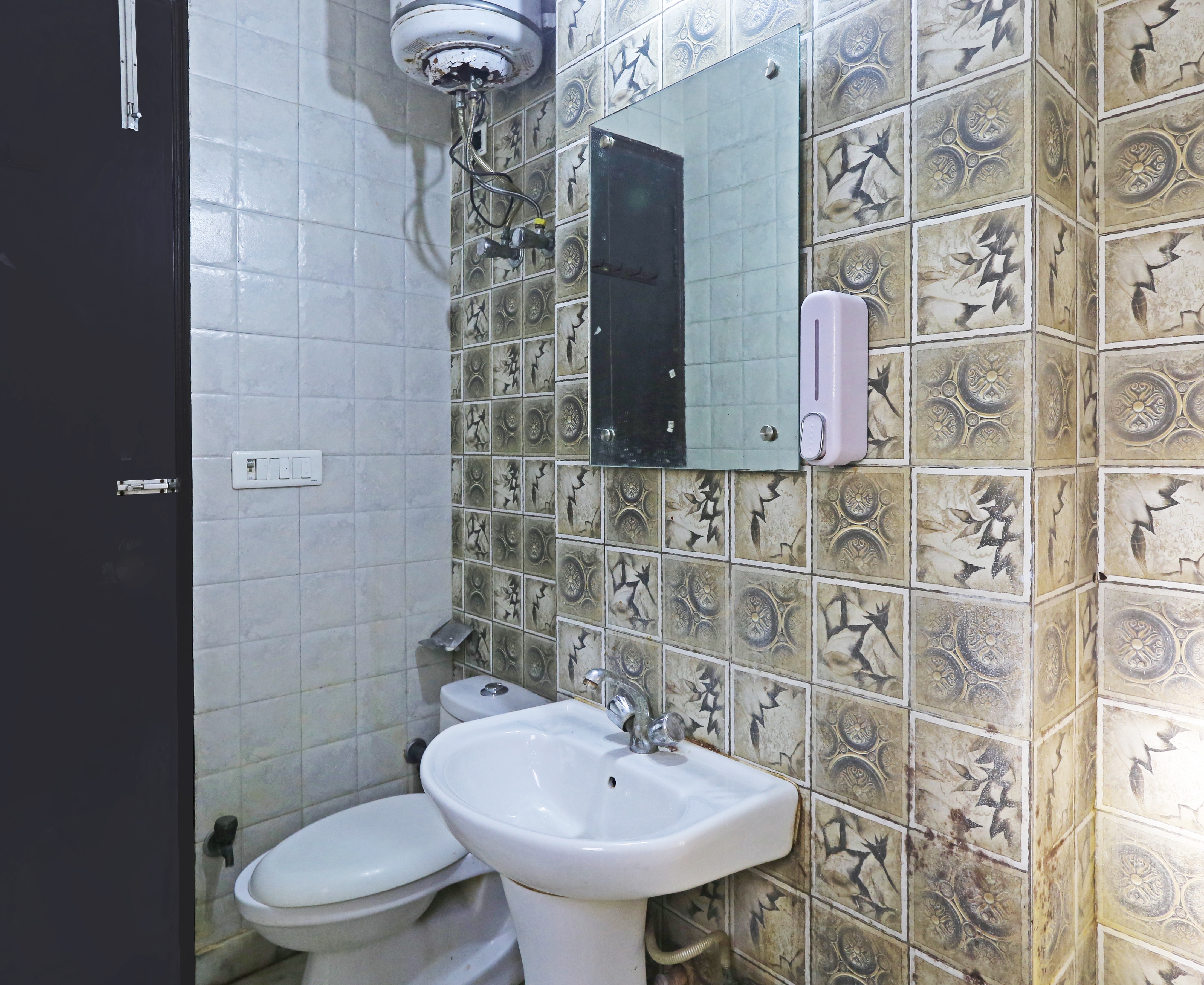 Hotel New Rajdhani Inn - Tap to explore photos