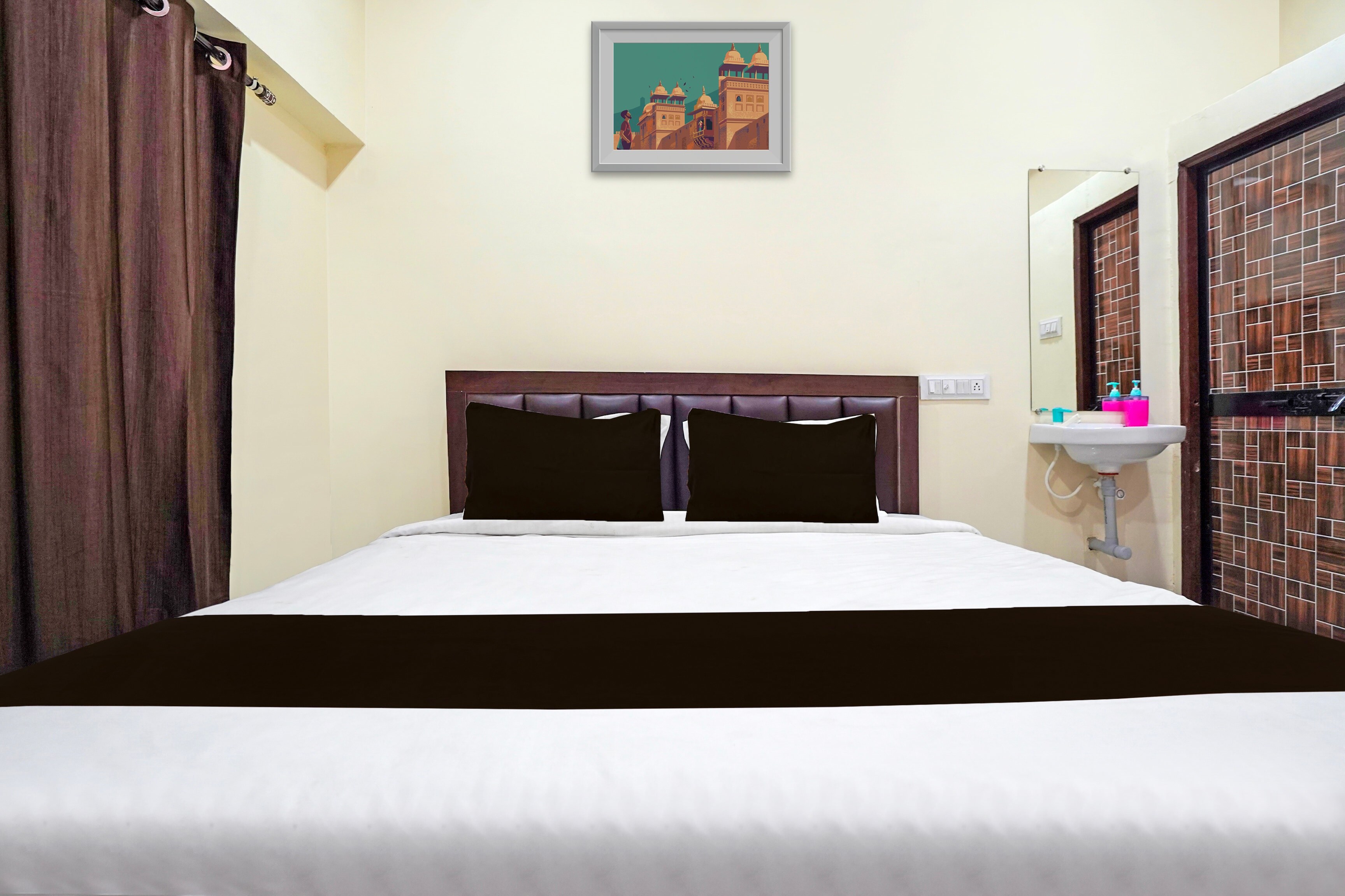Super Hotel O Rajmahal - Tap to explore photos