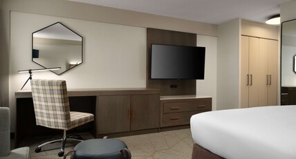 DoubleTree by Hilton Pittsburgh Airport Room Type - 1 KING BED NON SMOKING