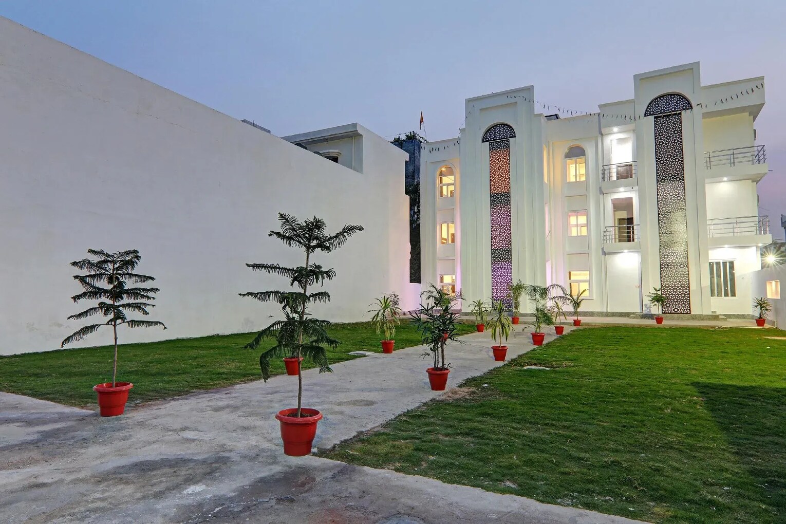 Hotel Yamuna Palace - Tap to explore photos