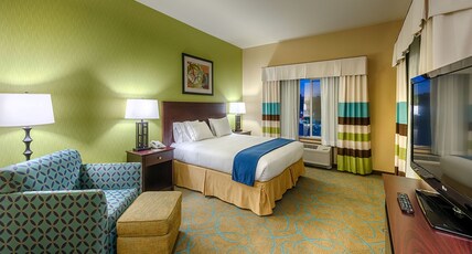 Holiday Inn Express & Suites / Red Bluff - South Redding Area Room Type - 1 Kng Bd Suite Mobil Access Tub Sofa Bed