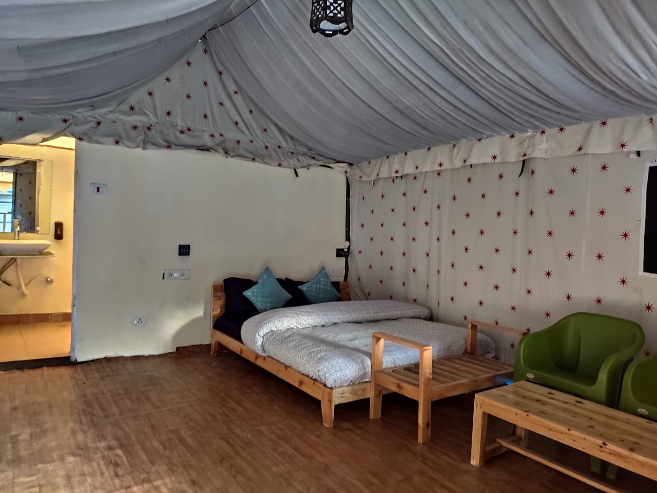 Kasol Luxury Camps - Tap to explore photos