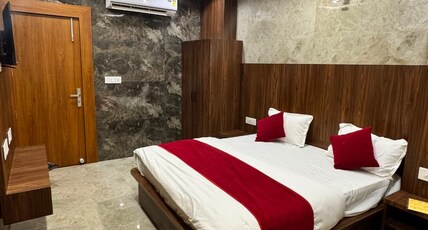 Hotel Shree Vrindavan Inn Room Type - Deluxe Room with Balcony Hotel Shree Vrindavan Inn Room Type - Deluxe Room with Balcony