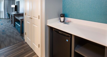 Hampton Inn by Hilton Monterey Room Type - 1KING W FRIDGE NONSMOKING