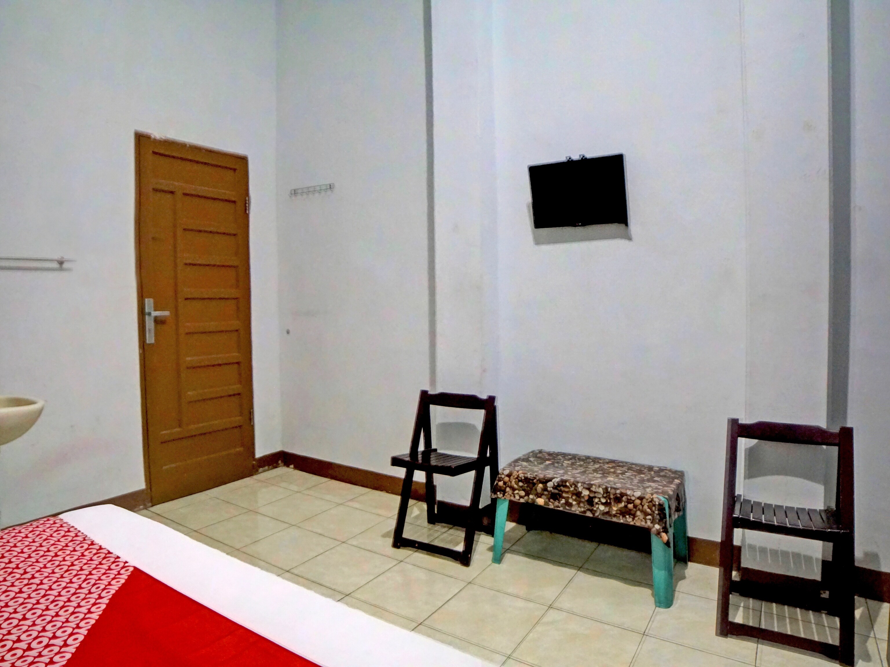 Hotel O Guesthouse 899 - Tap to explore photos