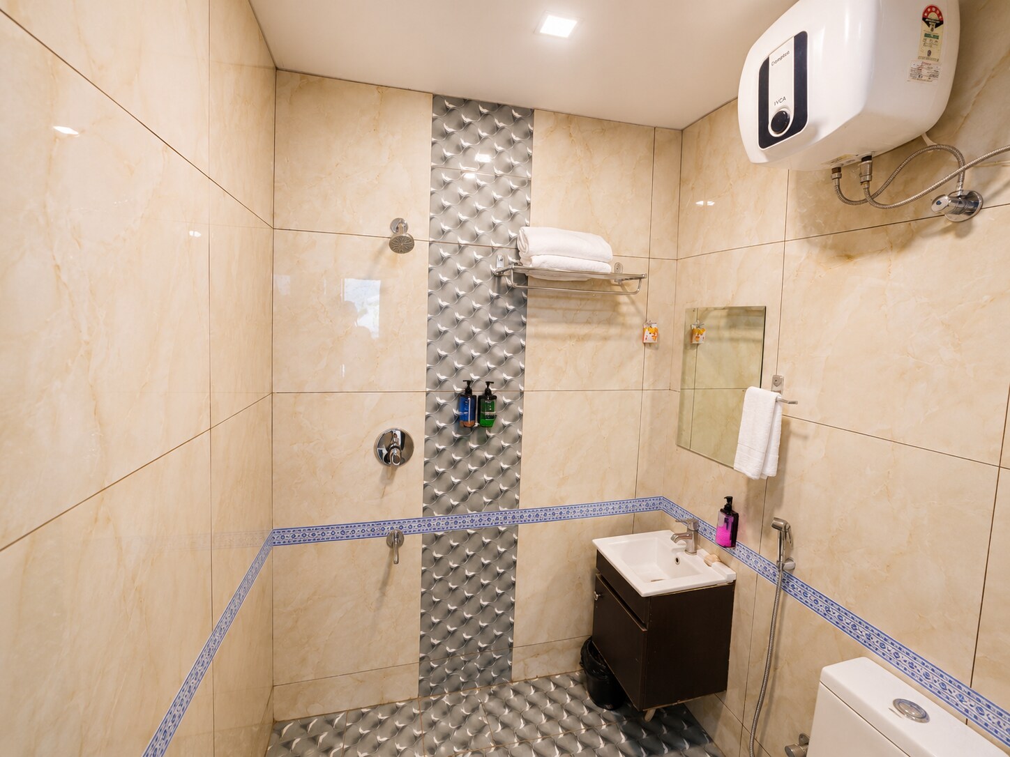 Hotel Raaso Inn - Tap to explore photos