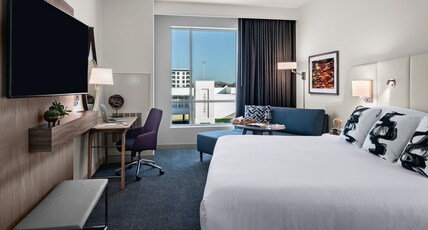 Crowne Plaza North Augusta Room Type - 1 King Standard Mobility Accessible Tub