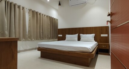 Hotel Krishna Inn Room Type - Deluxe Room with Air Conditioning