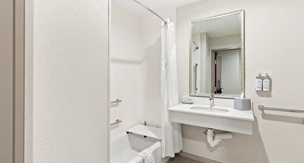 Holiday Inn Express Hotel & Suites Perry, an IHG Hotel Room Type - 2 Queen Beds Standard Mobil Access Tub