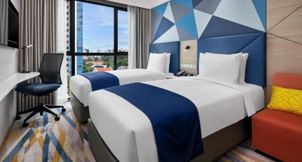 Holiday Inn Express Singapore Serangoon Room Type - 2 Single Standard Top Floor with Free Breakfast and Minibar