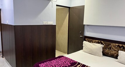 Shreyan Ganges Guest House Room Type - King Bed Room