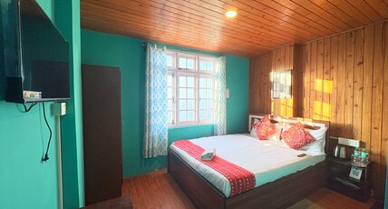 PINE CREST INN Room Type - Deluxe Valley View Room