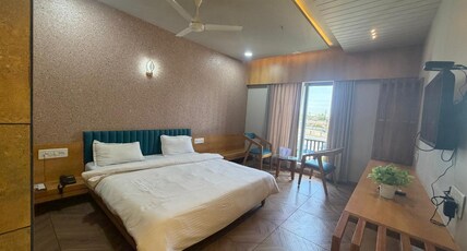 HOTEL LUXURA Room Type - Deluxe Room (King Bed)