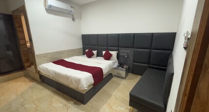 Hotel Swagat Room Type - Deluxe King Bed Room