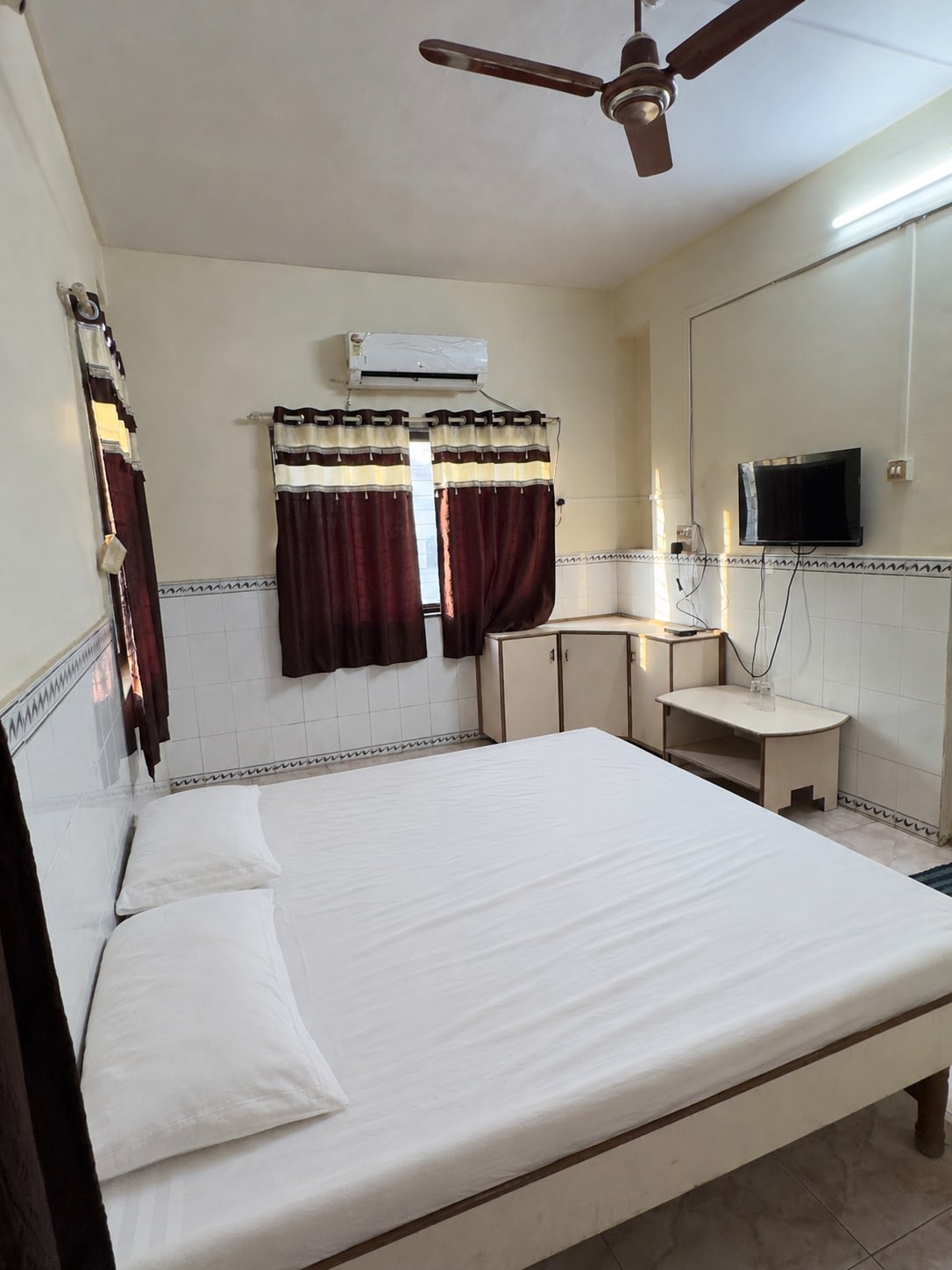 Hotel Shree Jay Amba Deluxe - Tap to explore photos