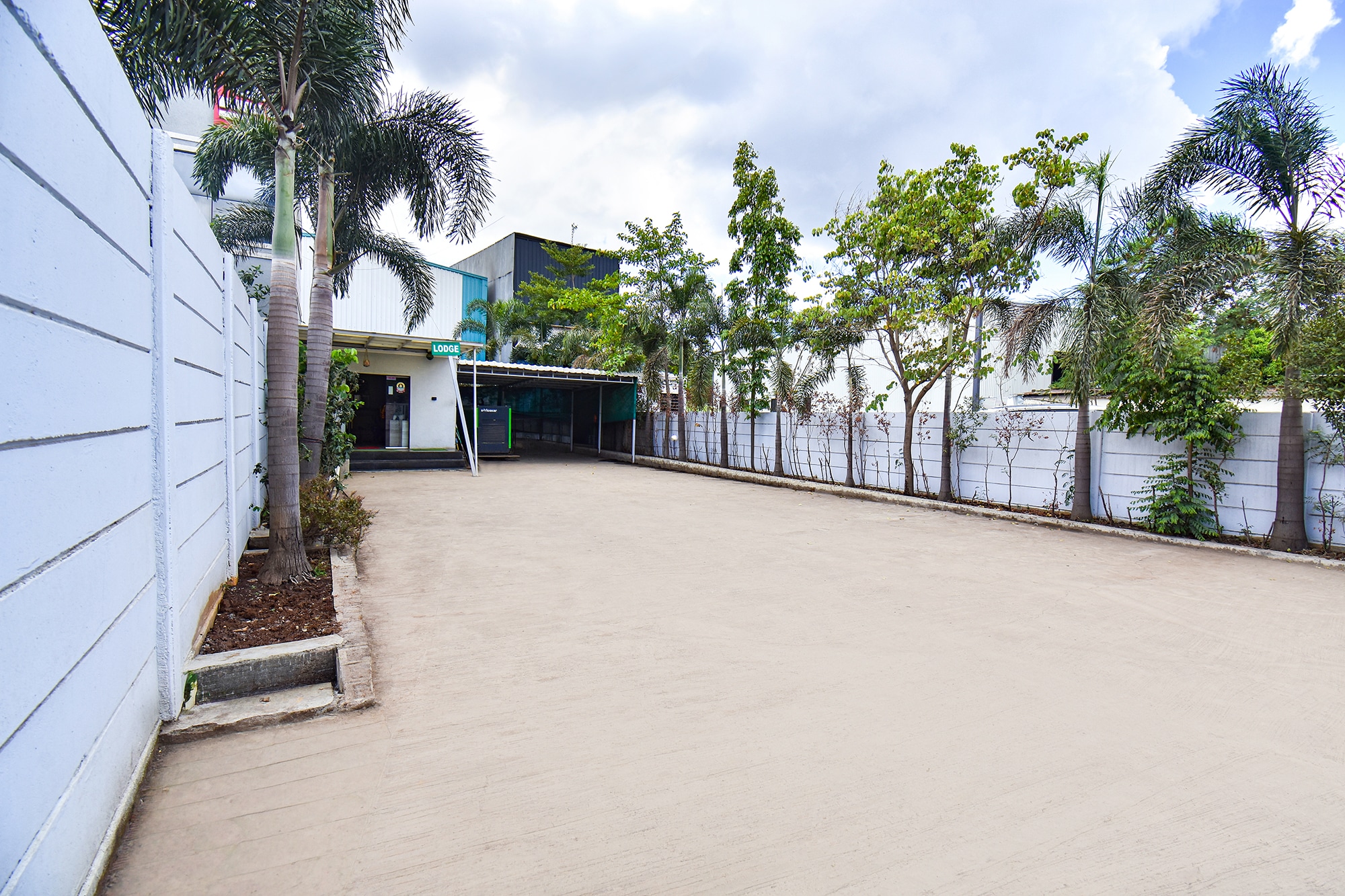 FabHotel Tiru Rooms - Tap to explore photos