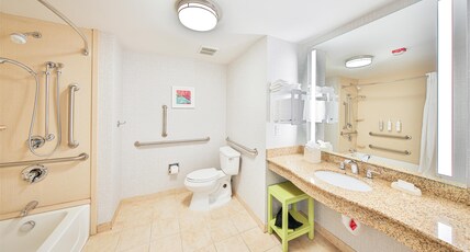 Hampton Inn & Suites by Hilton  Room Type - 2QN MOB HEARING ACC TUB NS