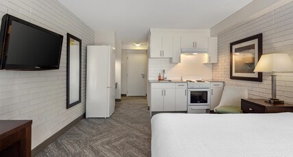 Best Western Cedar Park Inn Room Type - 1 Queen Bed, Non-Smoking, Kitchenette, Refrigerator, Wi-Fi, Full Breakfast Best Western Cedar Park Inn Room Type - 1 Queen Bed, Non-Smoking, Kitchenette, Refrigerator, Wi-Fi, Full Breakfast
