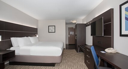 Holiday Inn Express Hotel & Suites Longmont (Pet-friendly) Room Type - 1 King Bed Standard