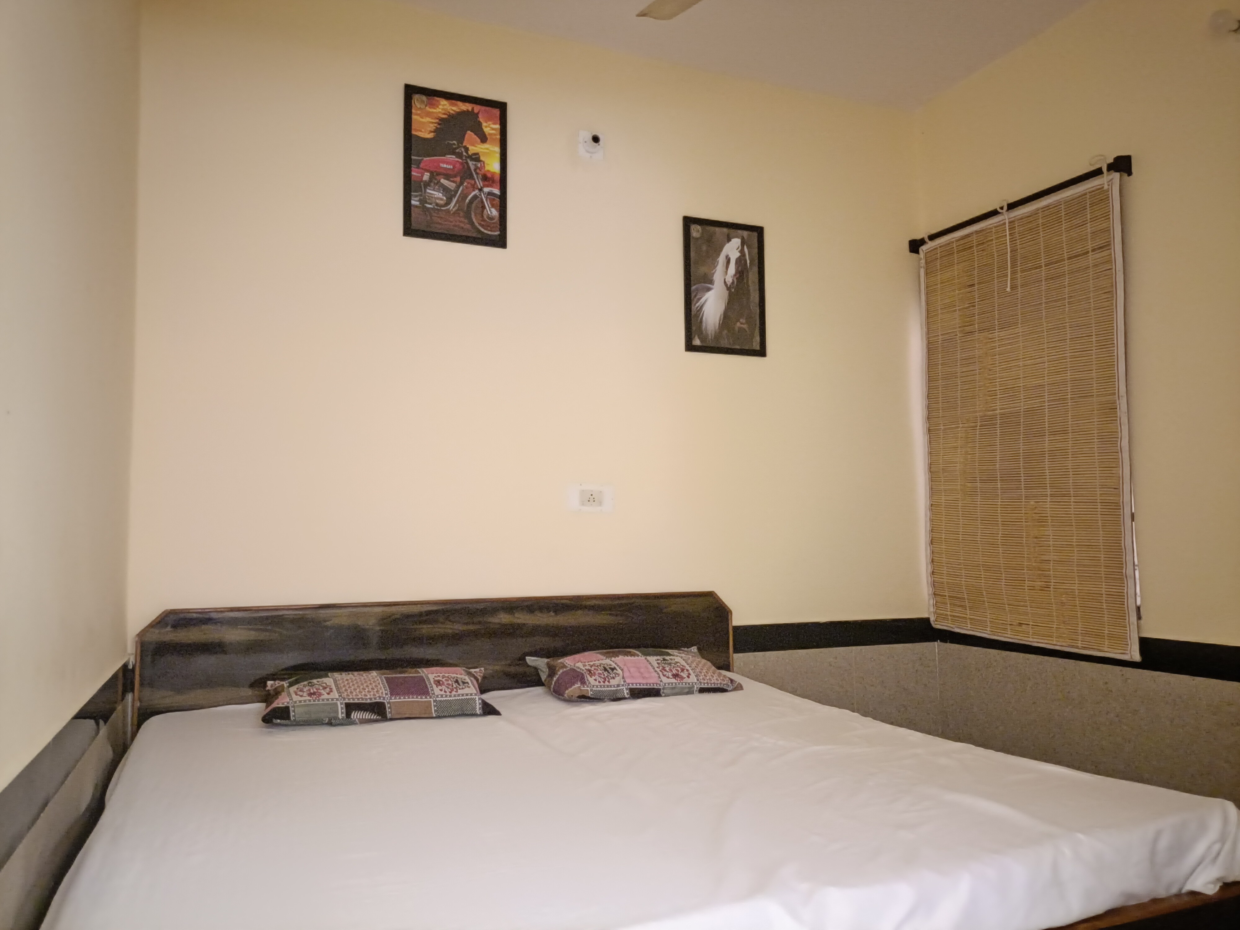 Inderpura guest House - Tap to explore photos