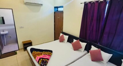 Asha Palace |10 Minutes walk from Khatu Shyam Ji Temple Room Type - Family Room