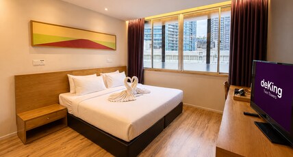DeKing Hotel - Twin Towers Room Type - Superior King - City View