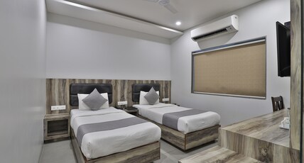 Hotel Limra Vadodara Room Type - SUPER DELUXE ROOM(Unmarried couple And local id not allowed)