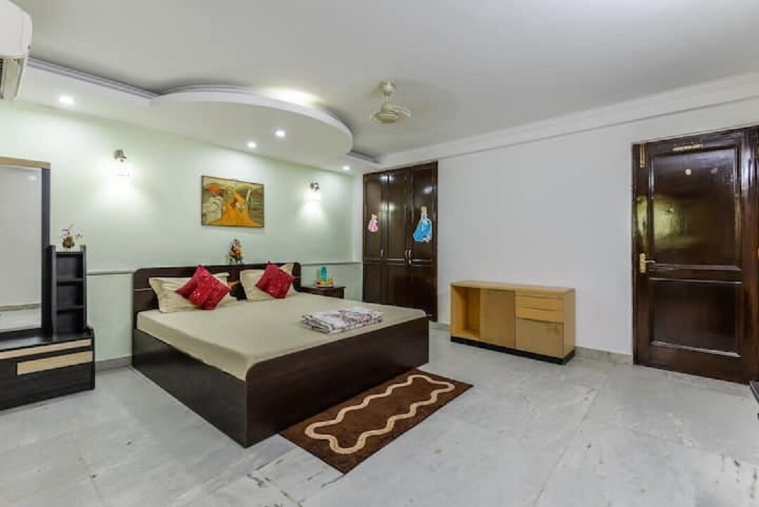 Comfortable Safe Executive Homestay in GK Room 3 - Tap to explore photos