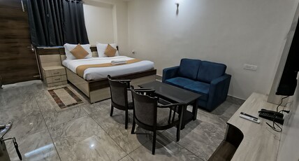 PARVATI HOTEL AND BANQUET Room Type - PREMIUM ROOM WITH SPACIOUS BALCONY CITY VIEW