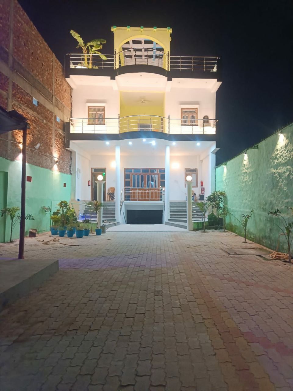Shaukat Sewarth Sadan (SSS Palace) - Tap to explore photos