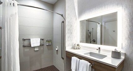 Holiday Inn Express Airport-Calgary Room Type - 2 Queen Standard