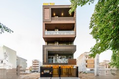 Lime Tree 1BHK Service Apartment Near Artemis/Fortis