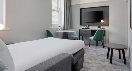DoubleTree by Hilton Brighton Metropole Room Type - QUEEN SUPERIOR RM-SOFA BED
