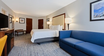 Holiday Inn Express & Suites CINCINNATI RIVERFRONT Room Type - 1 King Bed Standard Mobil Access Tub