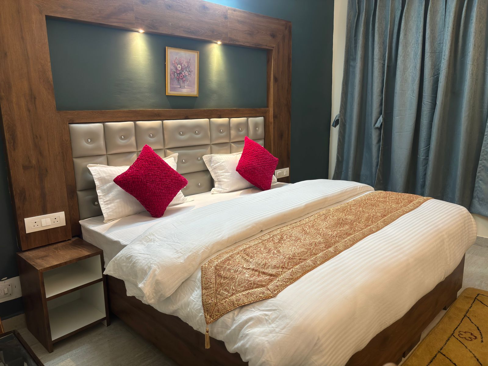 MD's Residency - Tap to explore photos