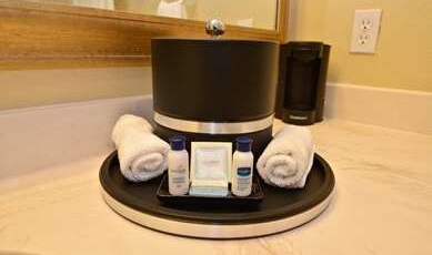 BEST WESTERN PLUS Monica Royale Inn & Suites Room Type - Accessible - Suite King Bed, Mobility Accessible, Walk In Shower, Sofabed, Two Rooms, Non-Smoking, F BEST WESTERN PLUS Monica Royale Inn & Suites Room Type - Accessible - Suite King Bed, Mobility Accessible, Walk In Shower, Sofabed, Two Rooms, Non-Smoking, F